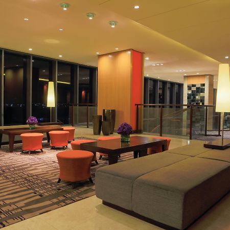 Holiday Inn & Suites Makati By Ihg Makati City Екстериор снимка Lobby