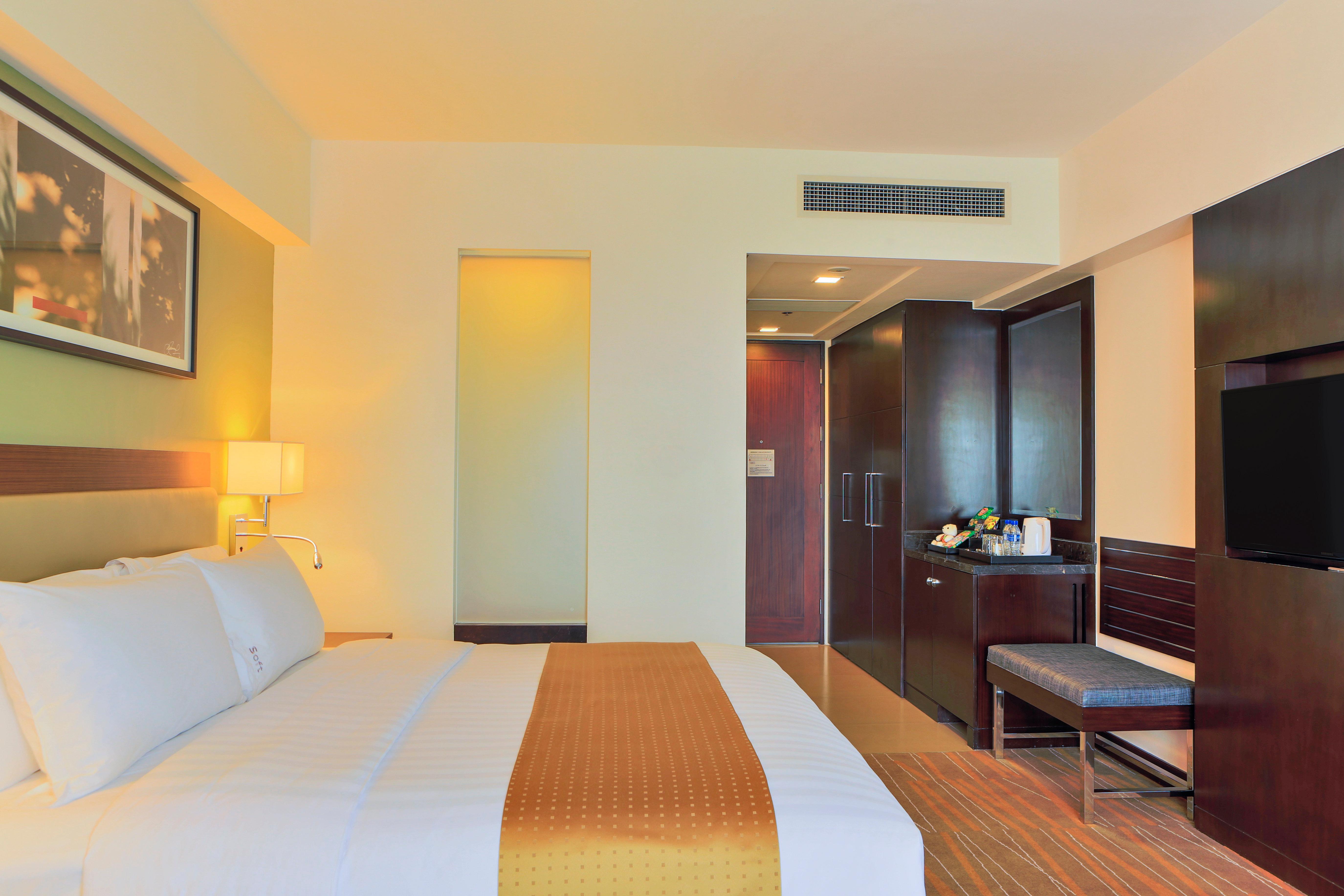Holiday Inn & Suites Makati By Ihg Makati City Екстериор снимка A room at the hotel