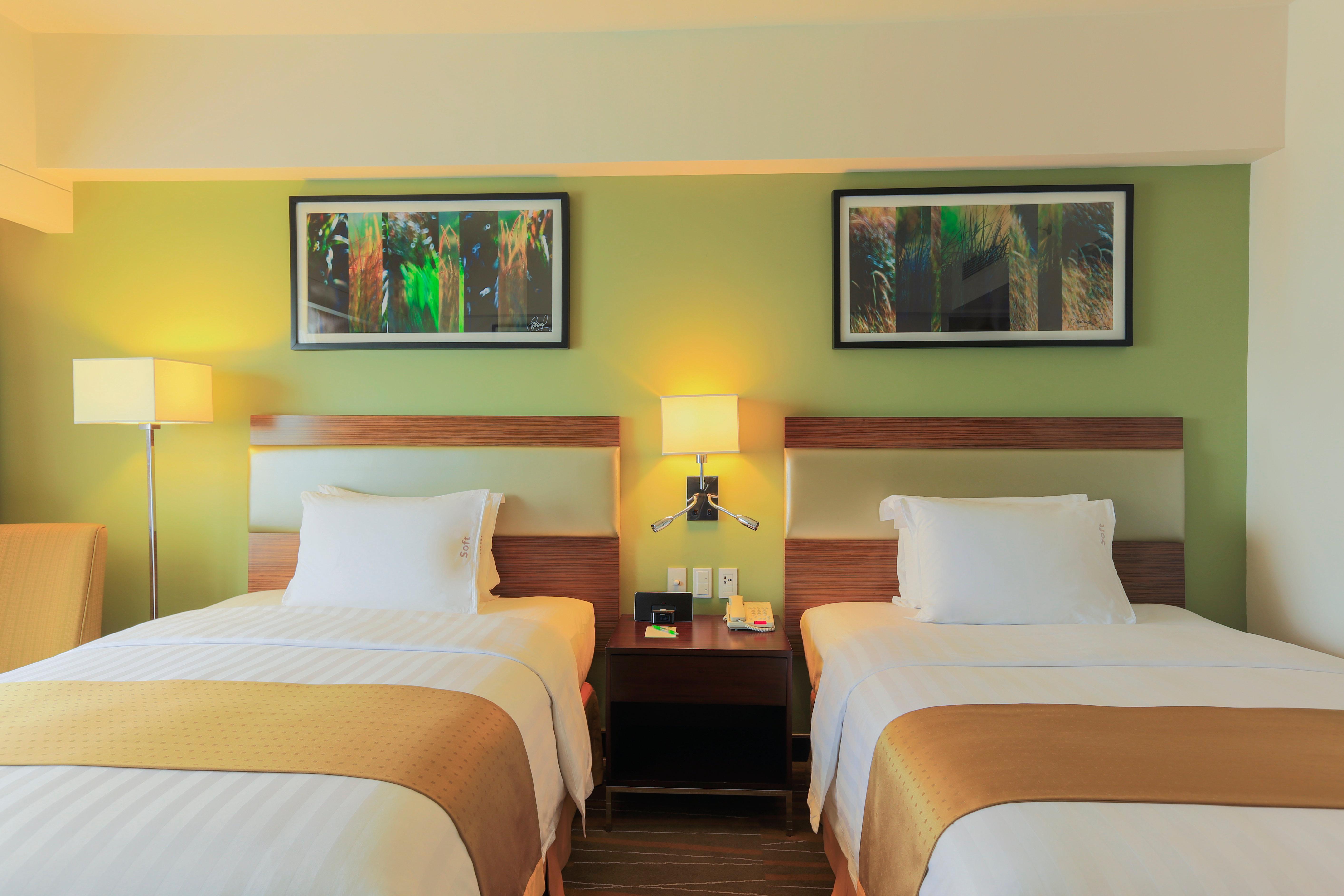 Holiday Inn & Suites Makati By Ihg Makati City Екстериор снимка A typical room at the hotel