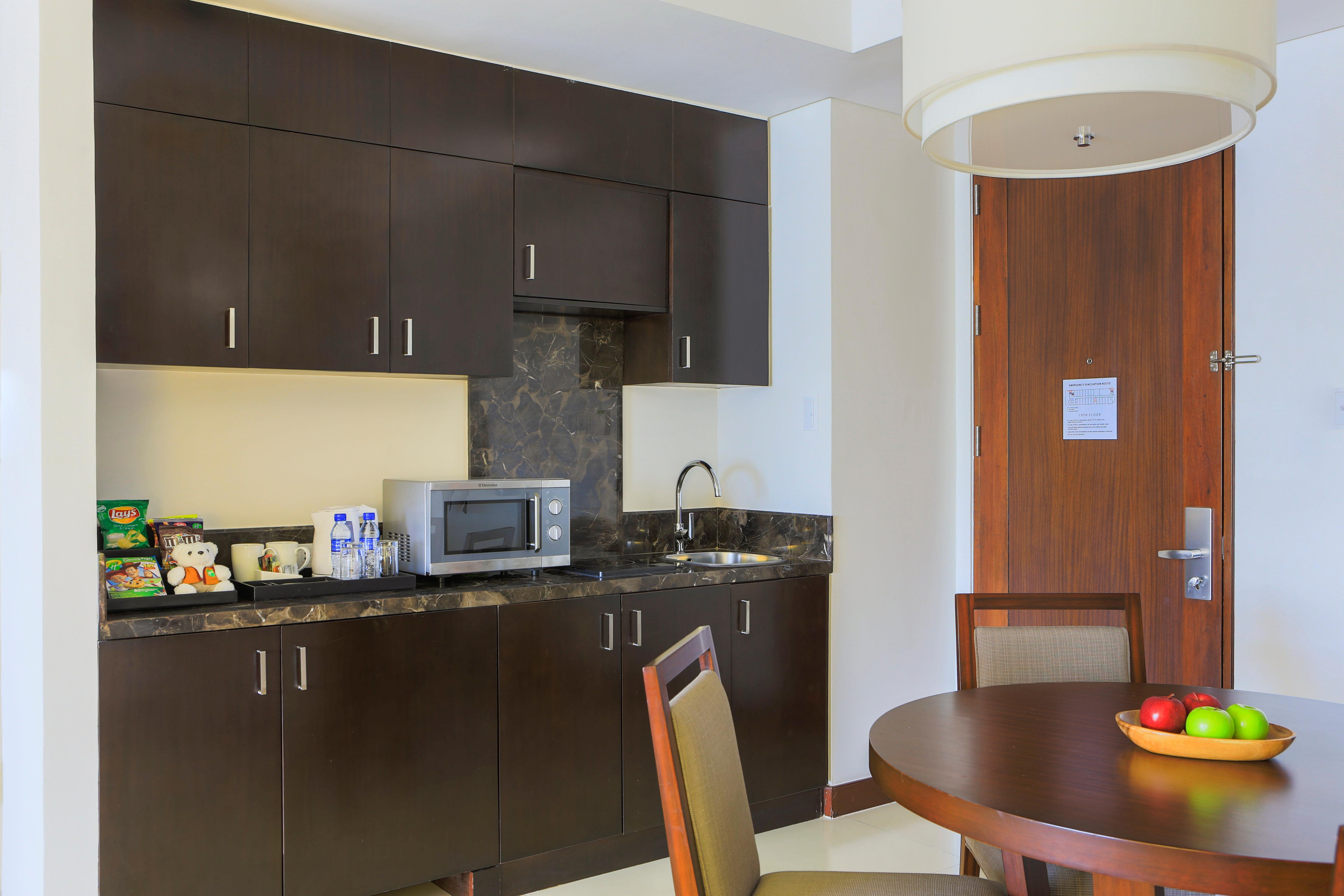 Holiday Inn & Suites Makati By Ihg Makati City Екстериор снимка Kitchenette
