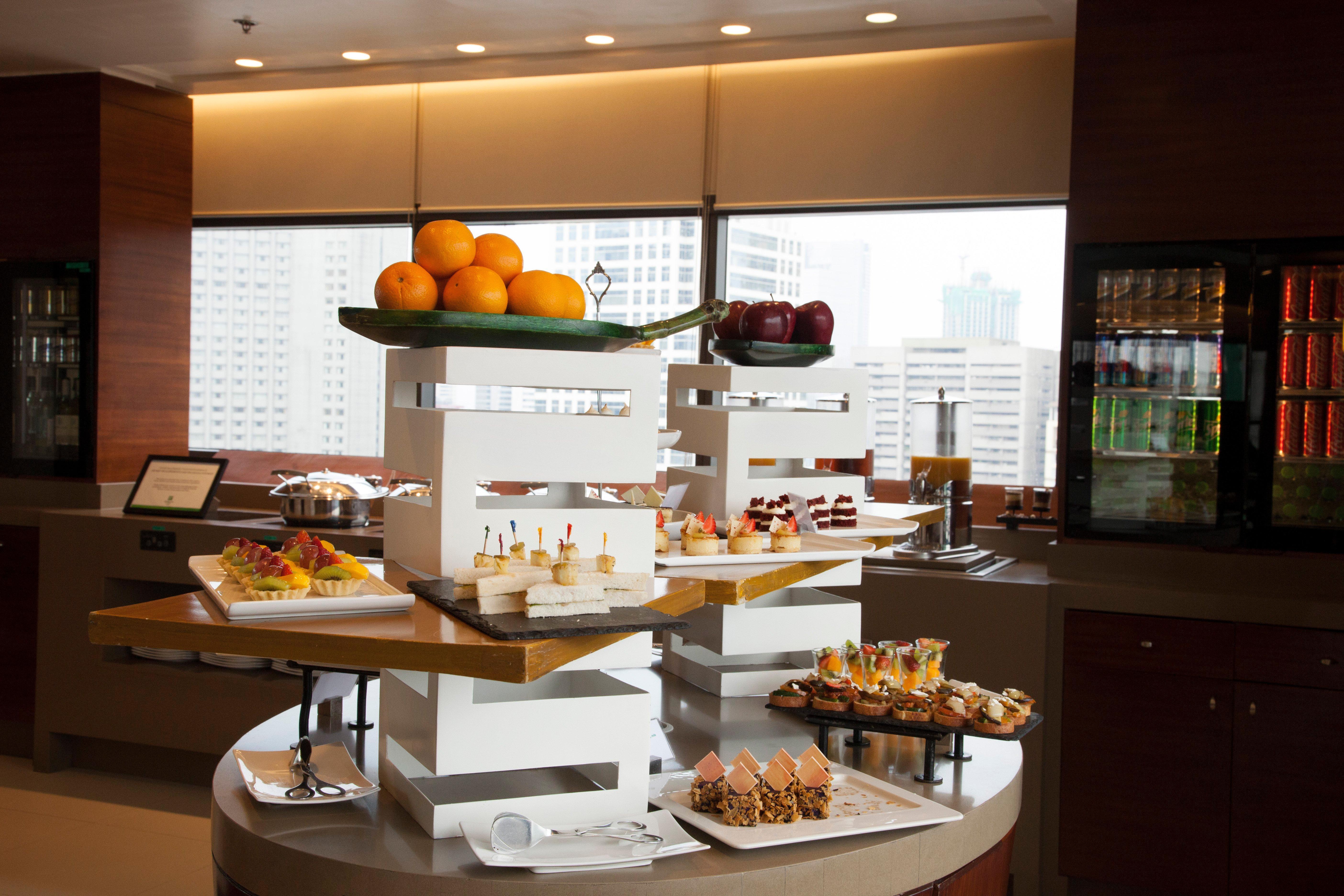 Holiday Inn & Suites Makati By Ihg Makati City Екстериор снимка A buffet at a hotel