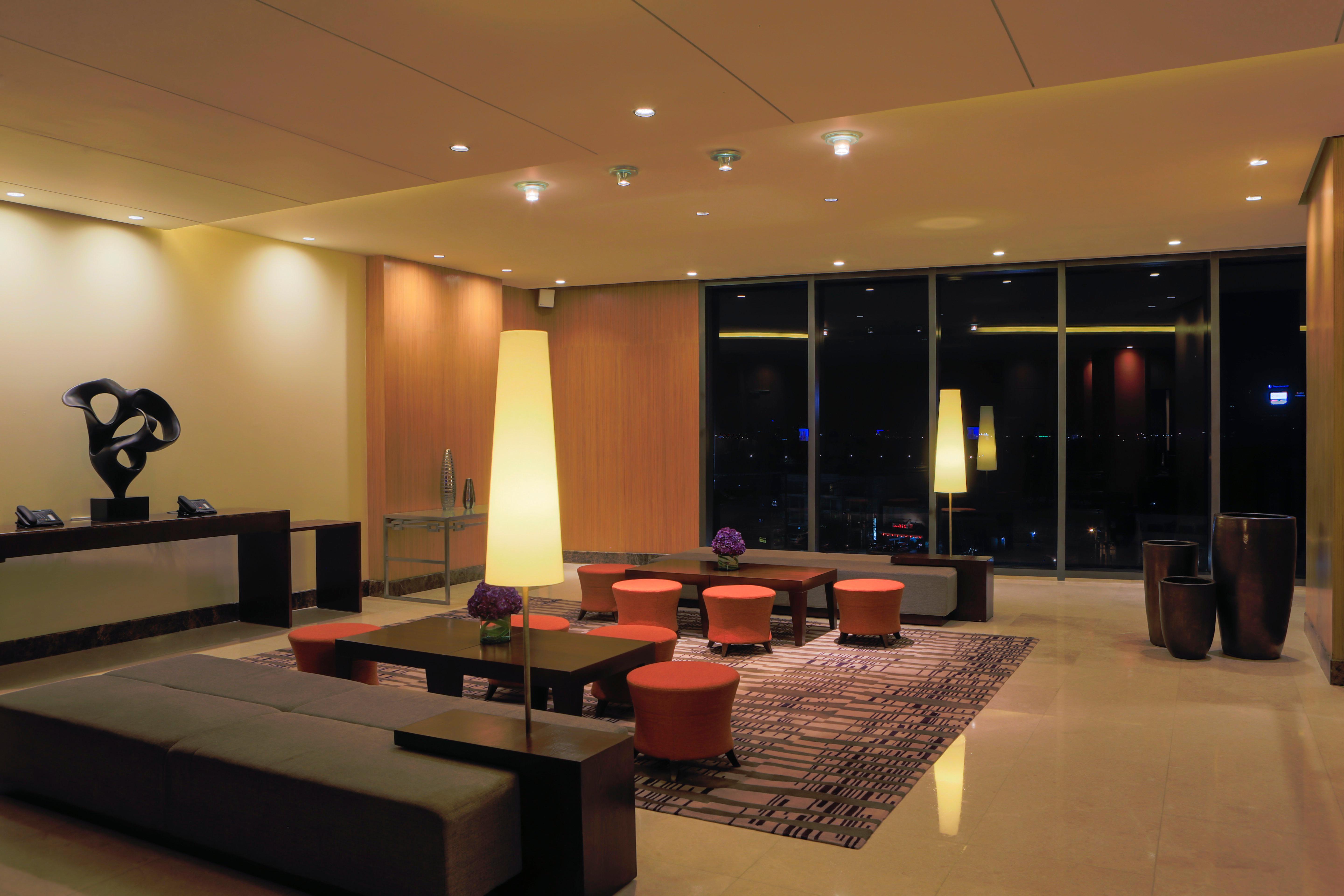 Holiday Inn & Suites Makati By Ihg Makati City Екстериор снимка The lounge at the airport