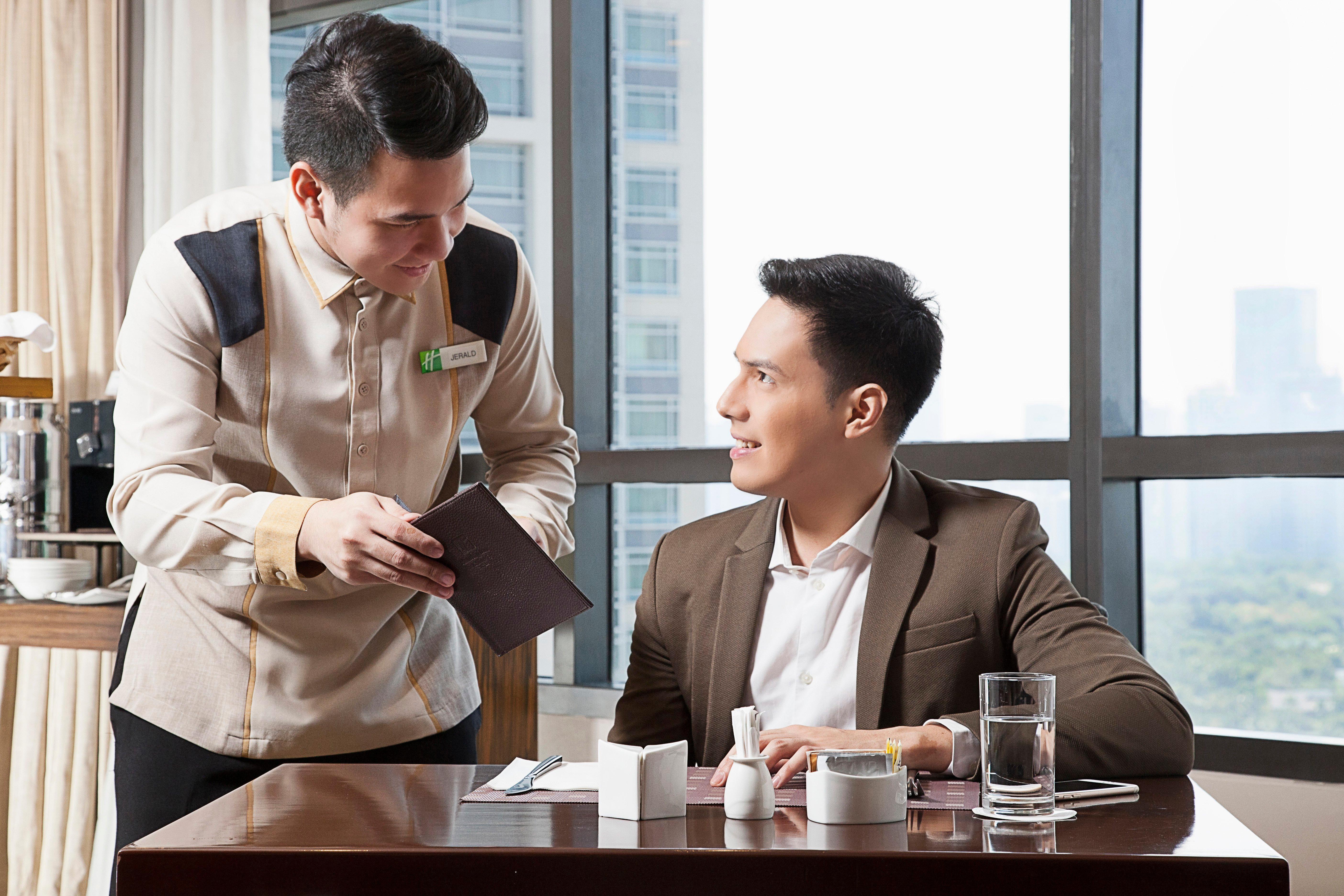 Holiday Inn & Suites Makati By Ihg Makati City Екстериор снимка A butler serving a guest