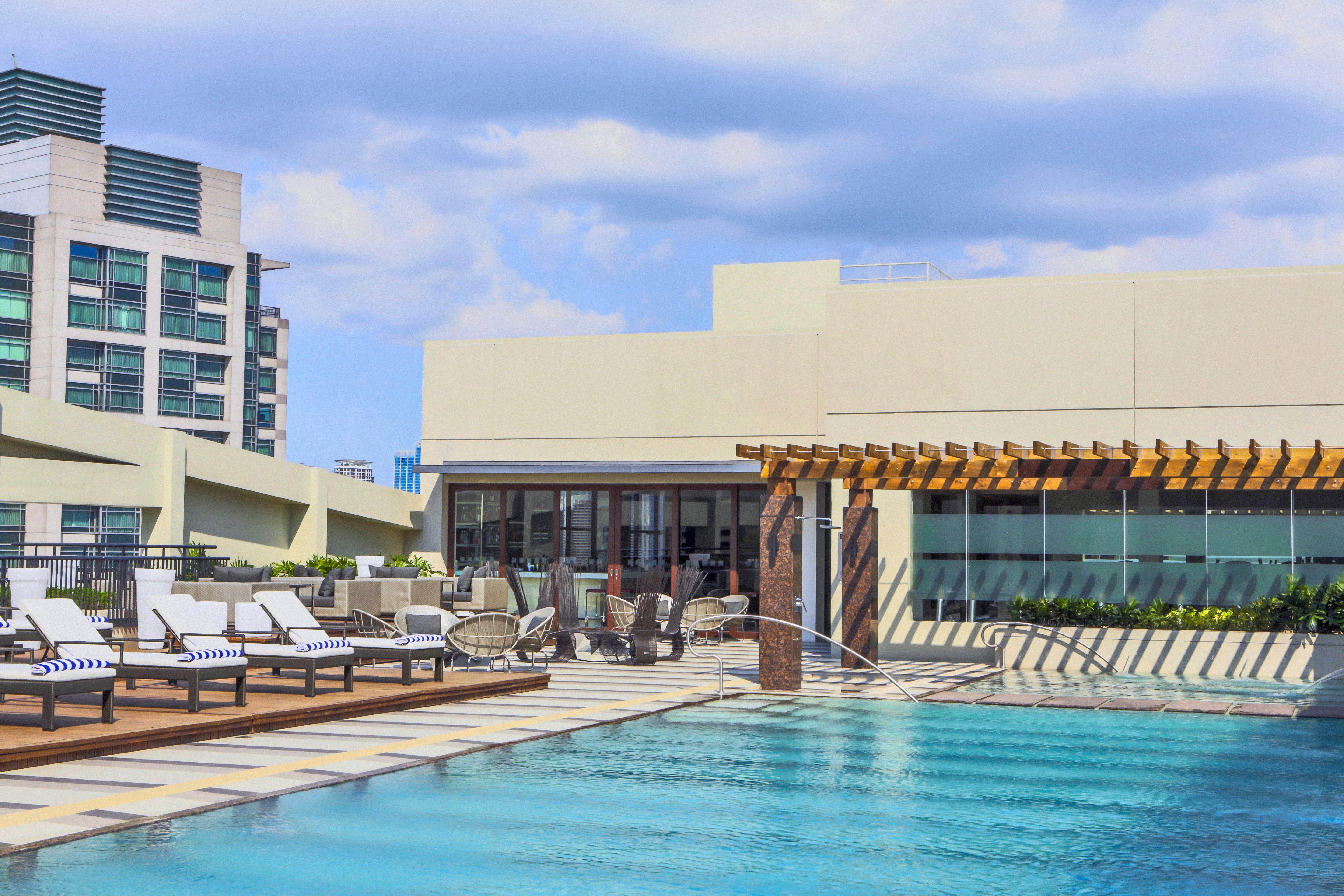 Holiday Inn & Suites Makati By Ihg Makati City Екстериор снимка Rooftop pool
