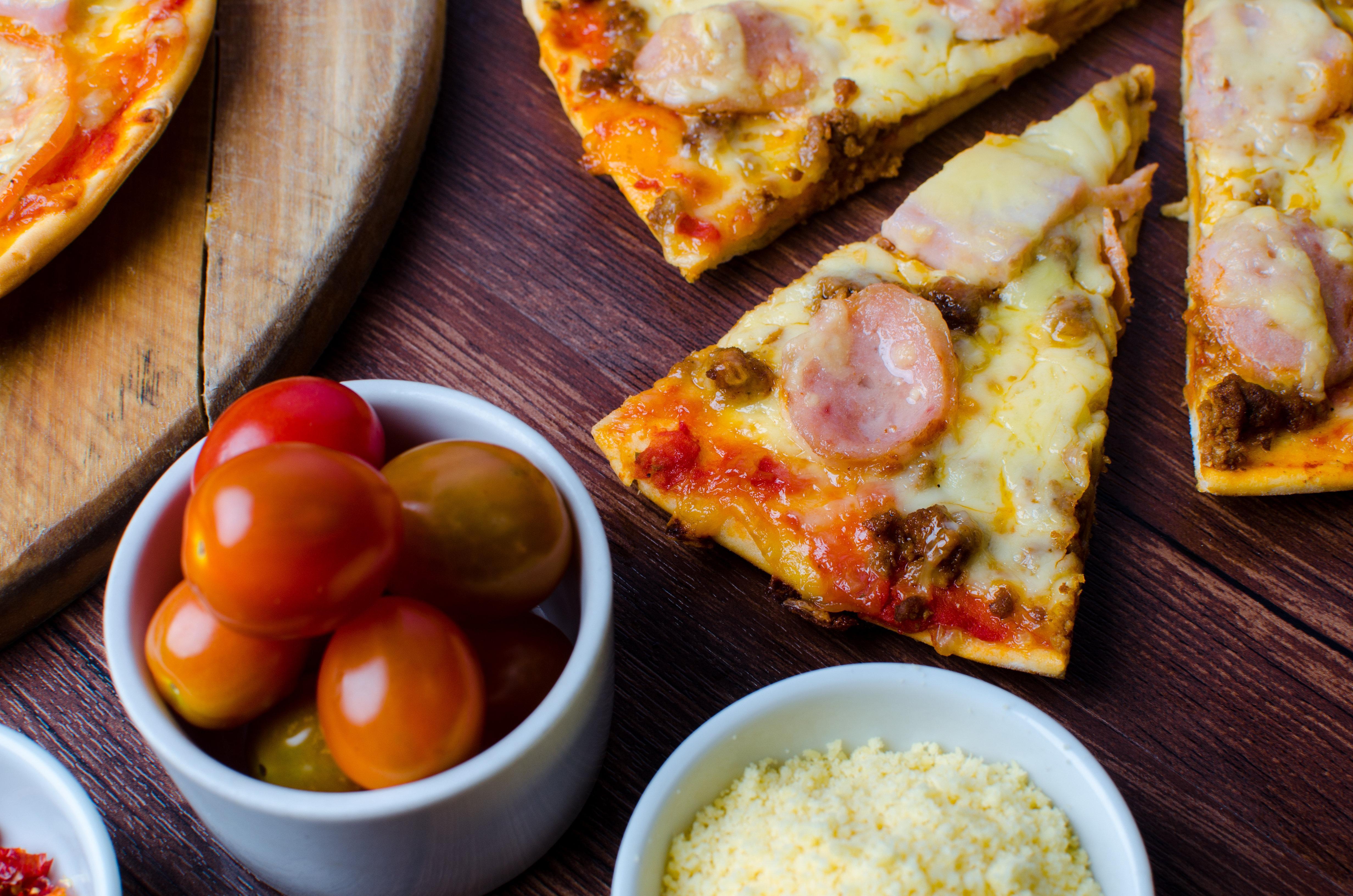 Holiday Inn & Suites Makati By Ihg Makati City Екстериор снимка A pizza with sausage and cheese