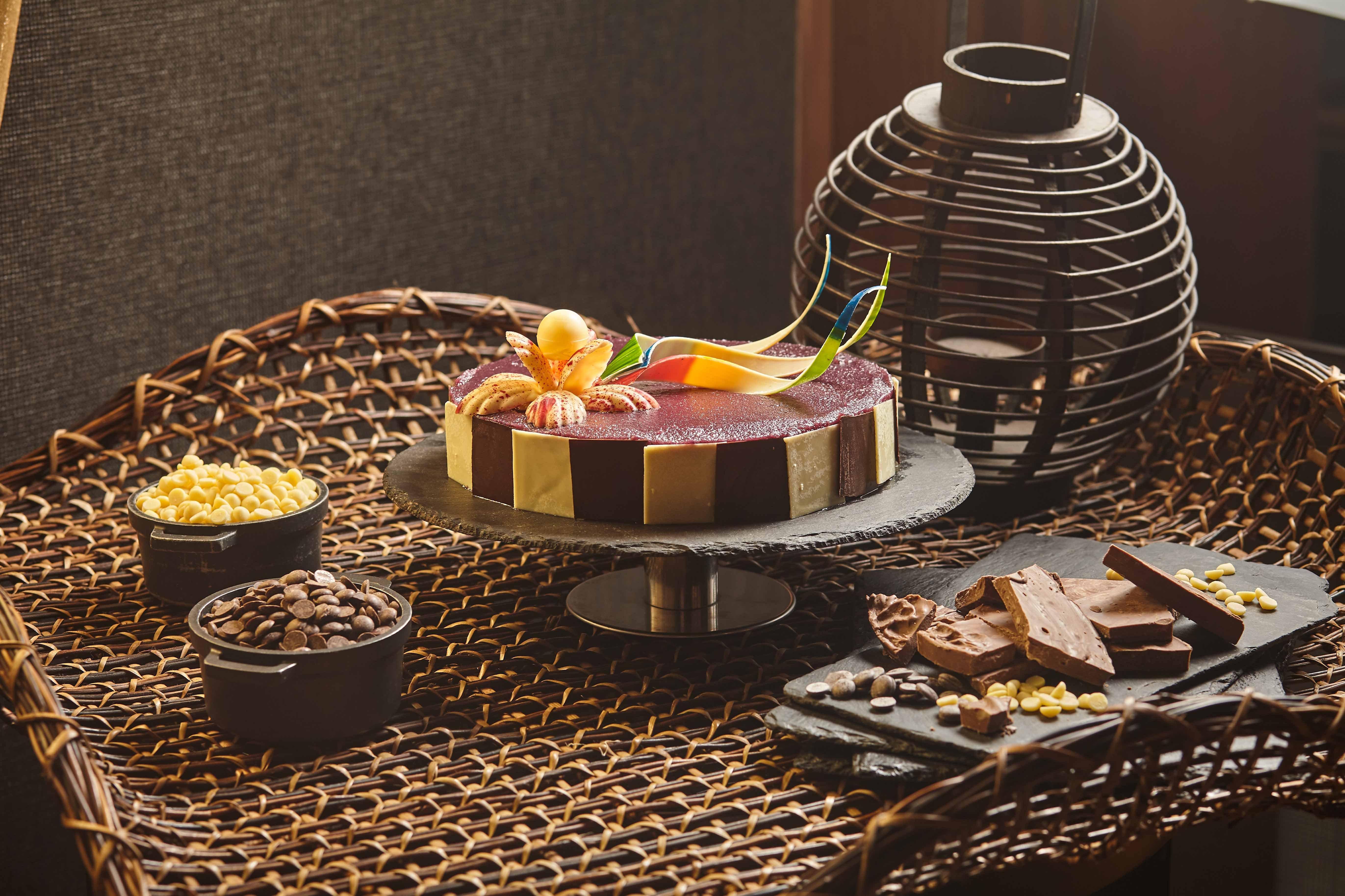 Holiday Inn & Suites Makati By Ihg Makati City Екстериор снимка A chocolate cake