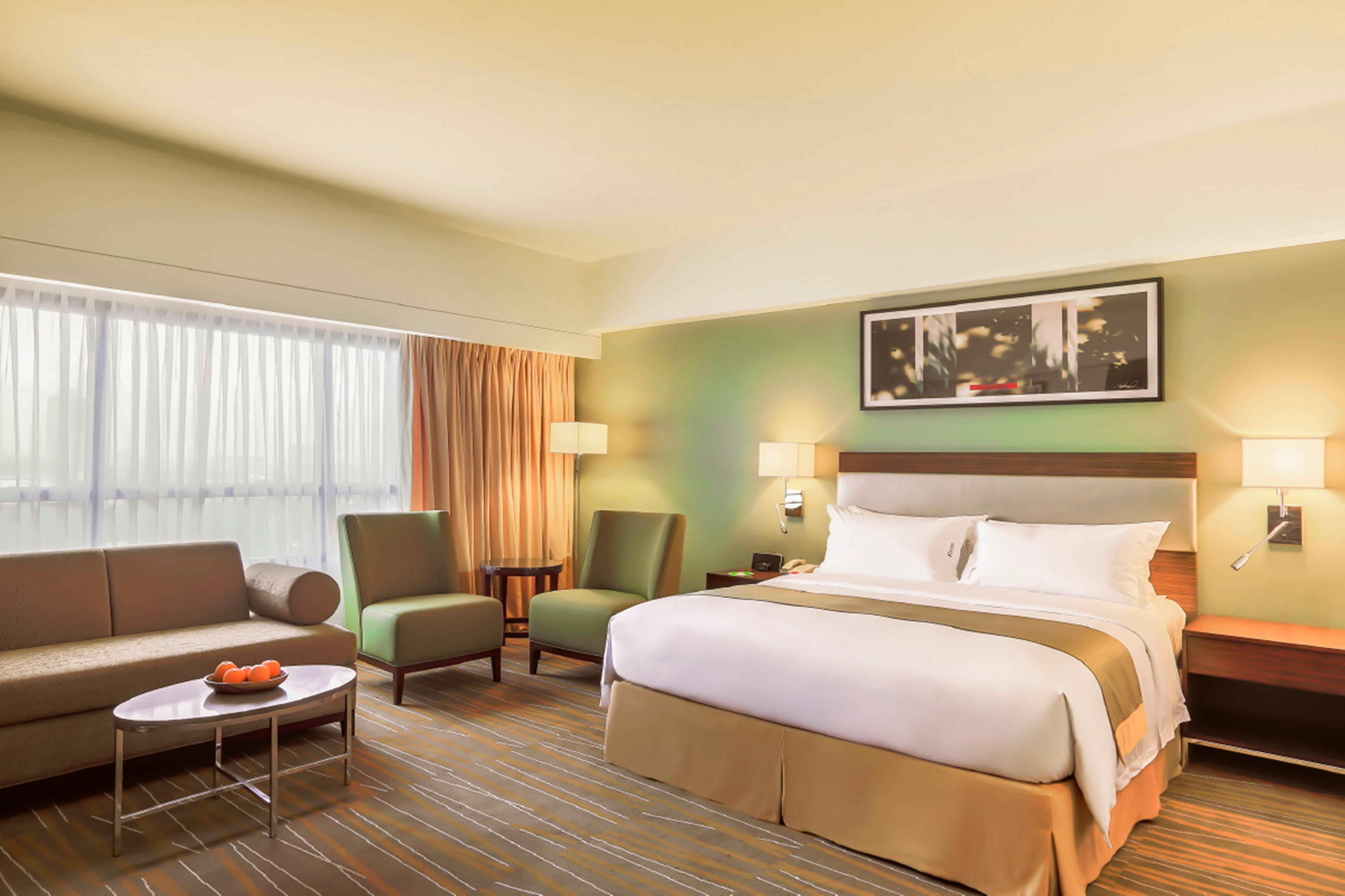 Holiday Inn & Suites Makati By Ihg Makati City Екстериор снимка A typical room at the Holiday Inn