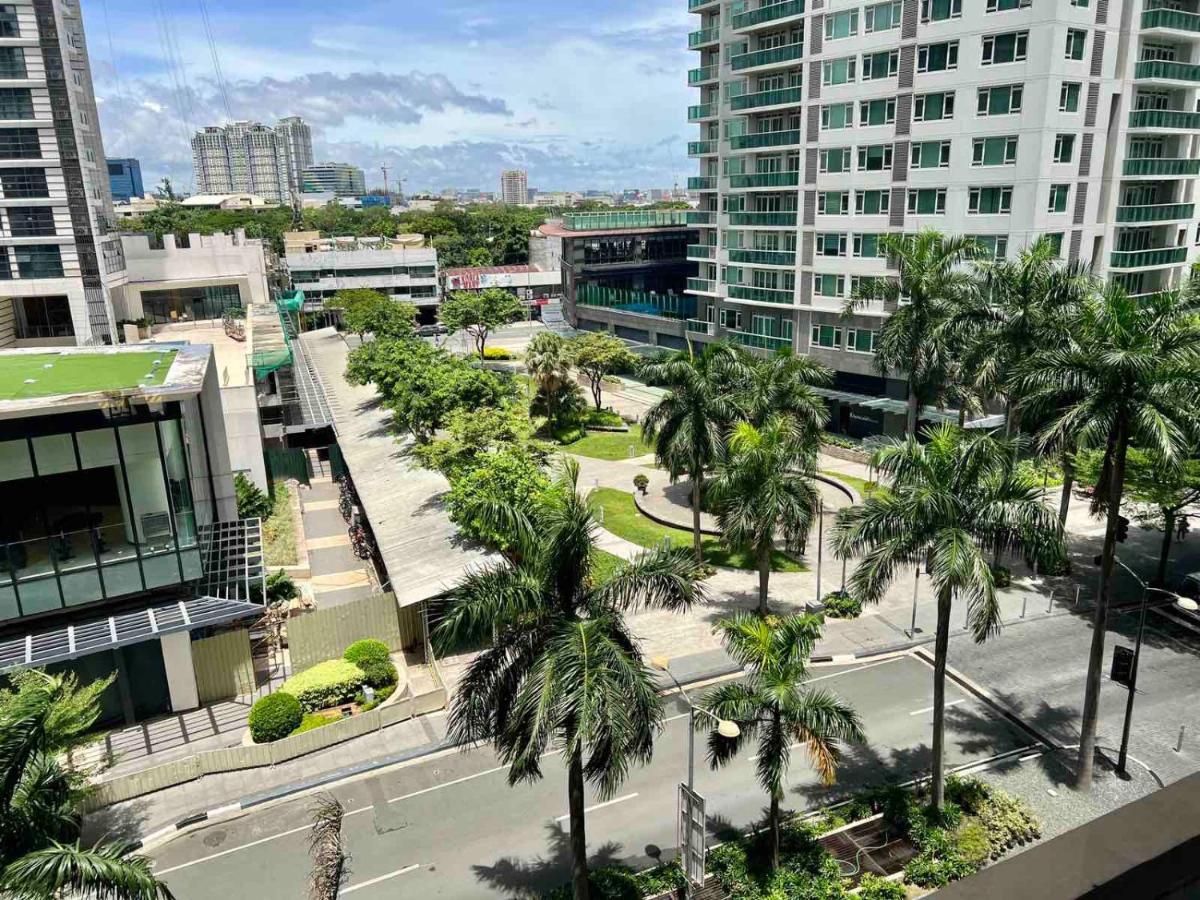 Holiday Inn & Suites Makati By Ihg Makati City Екстериор снимка Rockwell Center