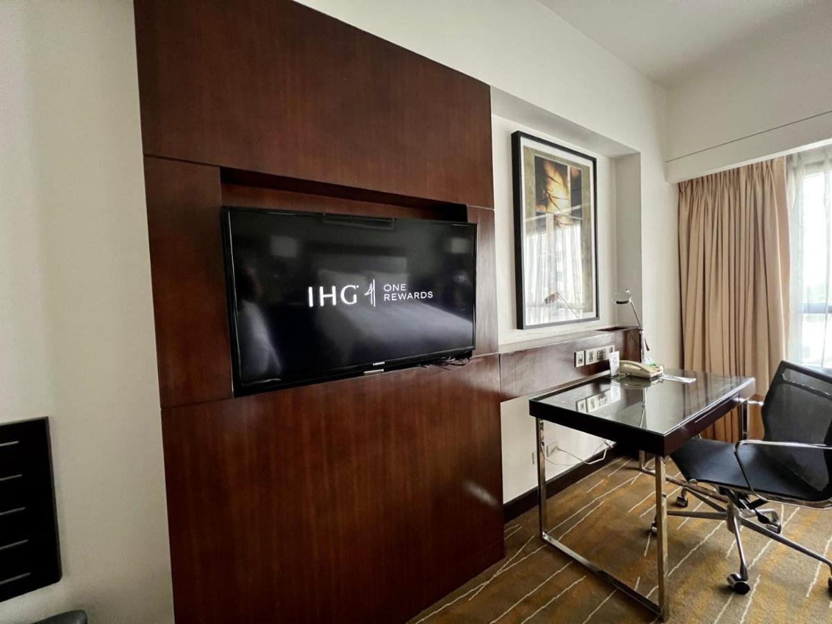 Holiday Inn & Suites Makati By Ihg Makati City Екстериор снимка