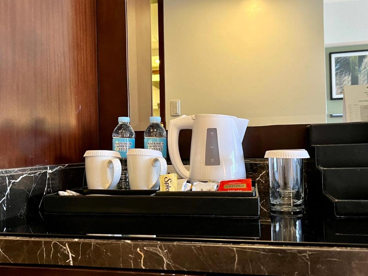 Holiday Inn & Suites Makati By Ihg Makati City Екстериор снимка A kettle and a water jug in a hotel room