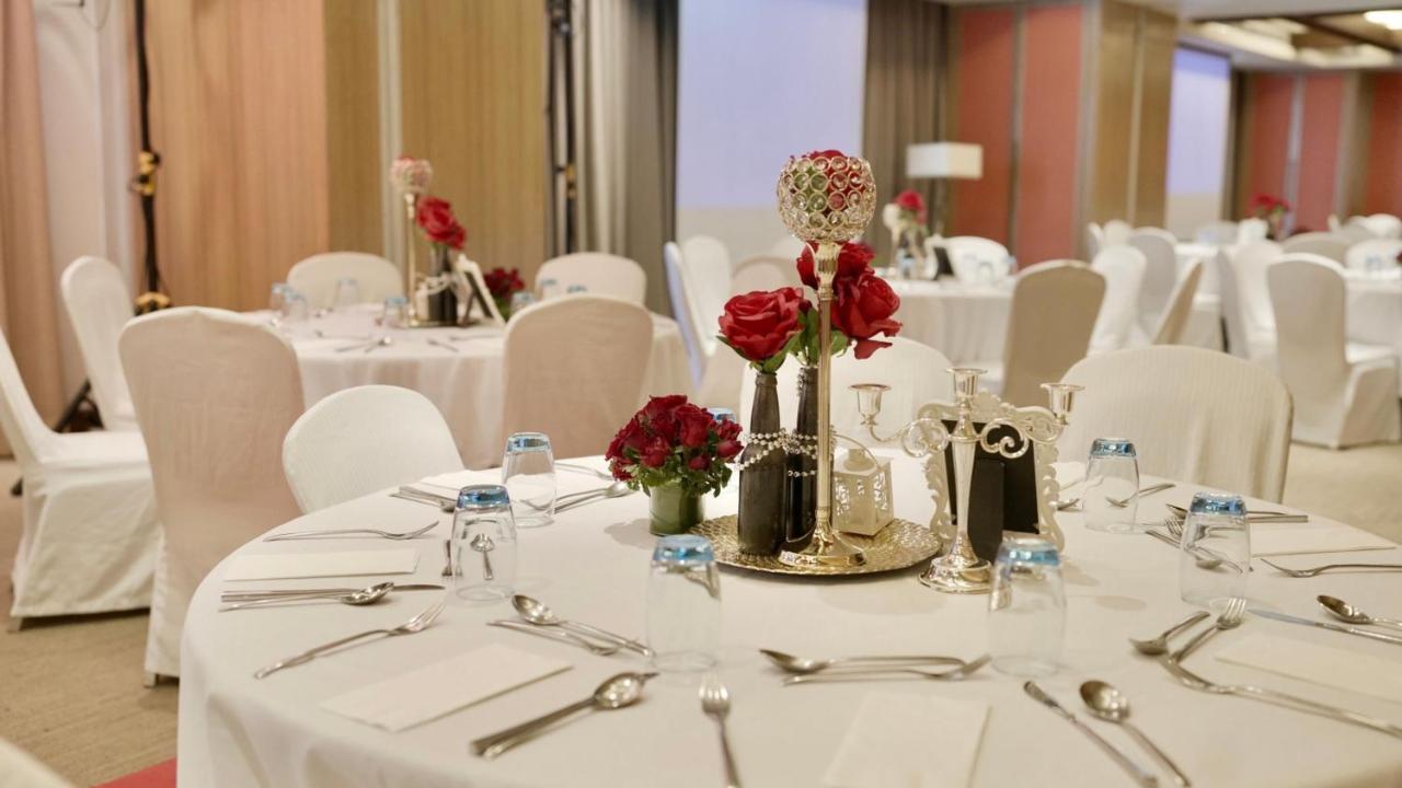 Holiday Inn & Suites Makati By Ihg Makati City Екстериор снимка A table set for a formal dinner