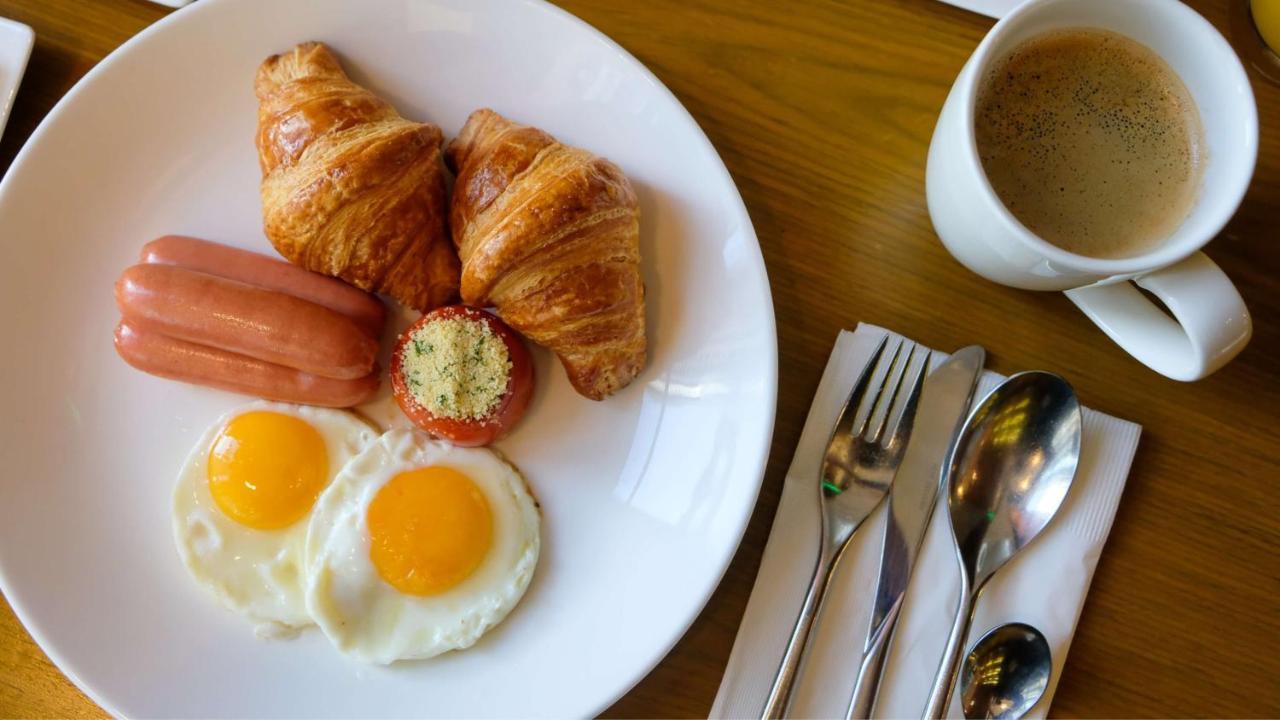 Holiday Inn & Suites Makati By Ihg Makati City Екстериор снимка A typical breakfast in the UK