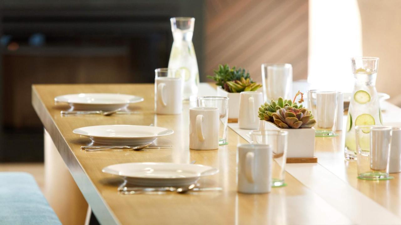 Holiday Inn & Suites Makati By Ihg Makati City Екстериор снимка Tableware