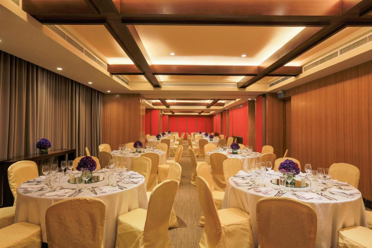Holiday Inn & Suites Makati By Ihg Makati City Екстериор снимка The ballroom