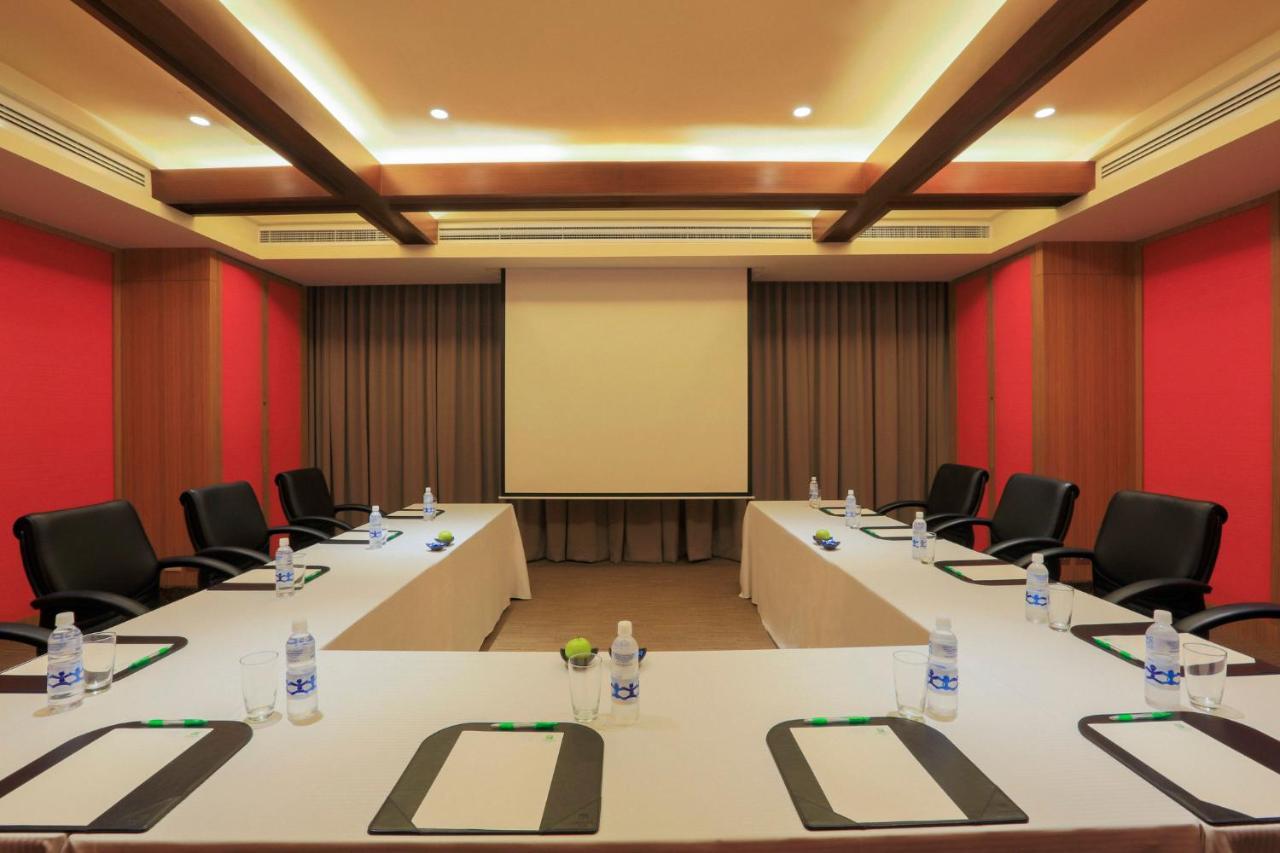 Holiday Inn & Suites Makati By Ihg Makati City Екстериор снимка Meeting room