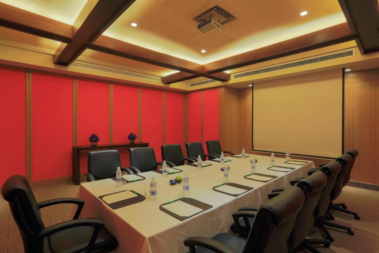 Holiday Inn & Suites Makati By Ihg Makati City Екстериор снимка Meeting room at the Taj Bengal