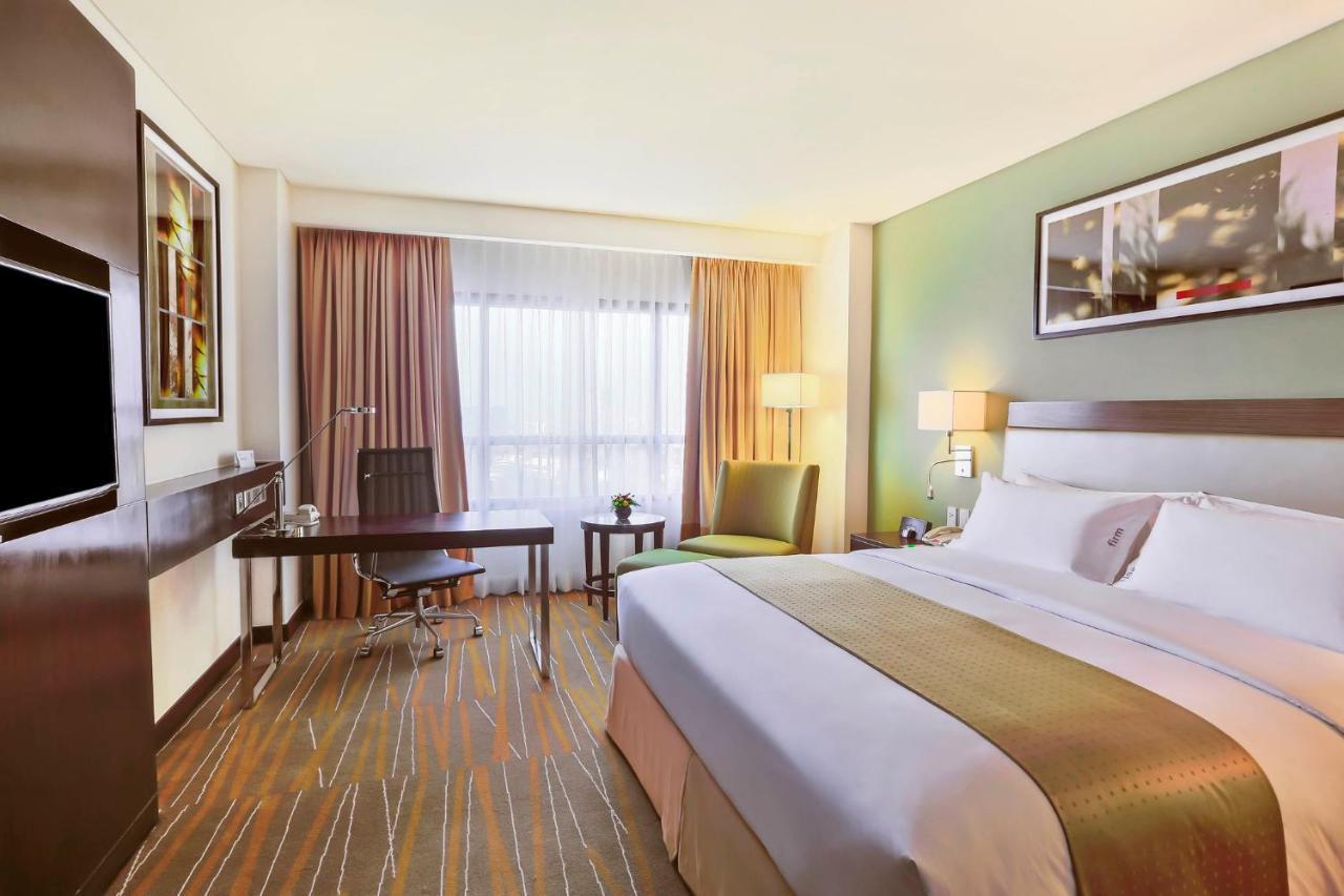 Holiday Inn & Suites Makati By Ihg Makati City Екстериор снимка A typical room at the hotel