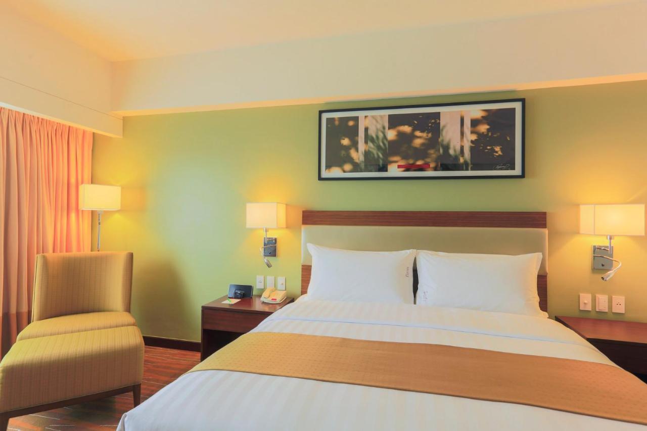 Holiday Inn & Suites Makati By Ihg Makati City Екстериор снимка A room at the hotel