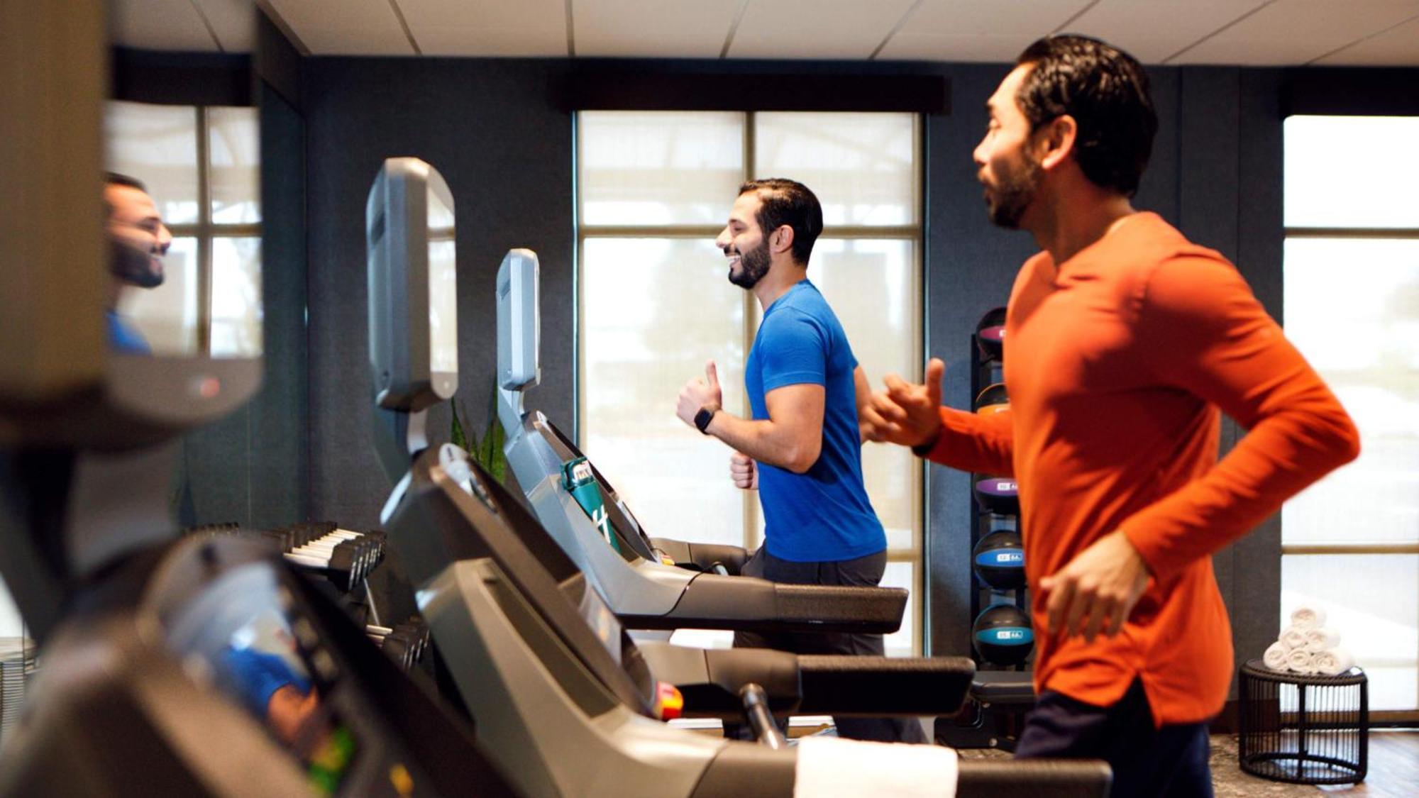 Holiday Inn & Suites Makati By Ihg Makati City Екстериор снимка Two men running on treadmills
