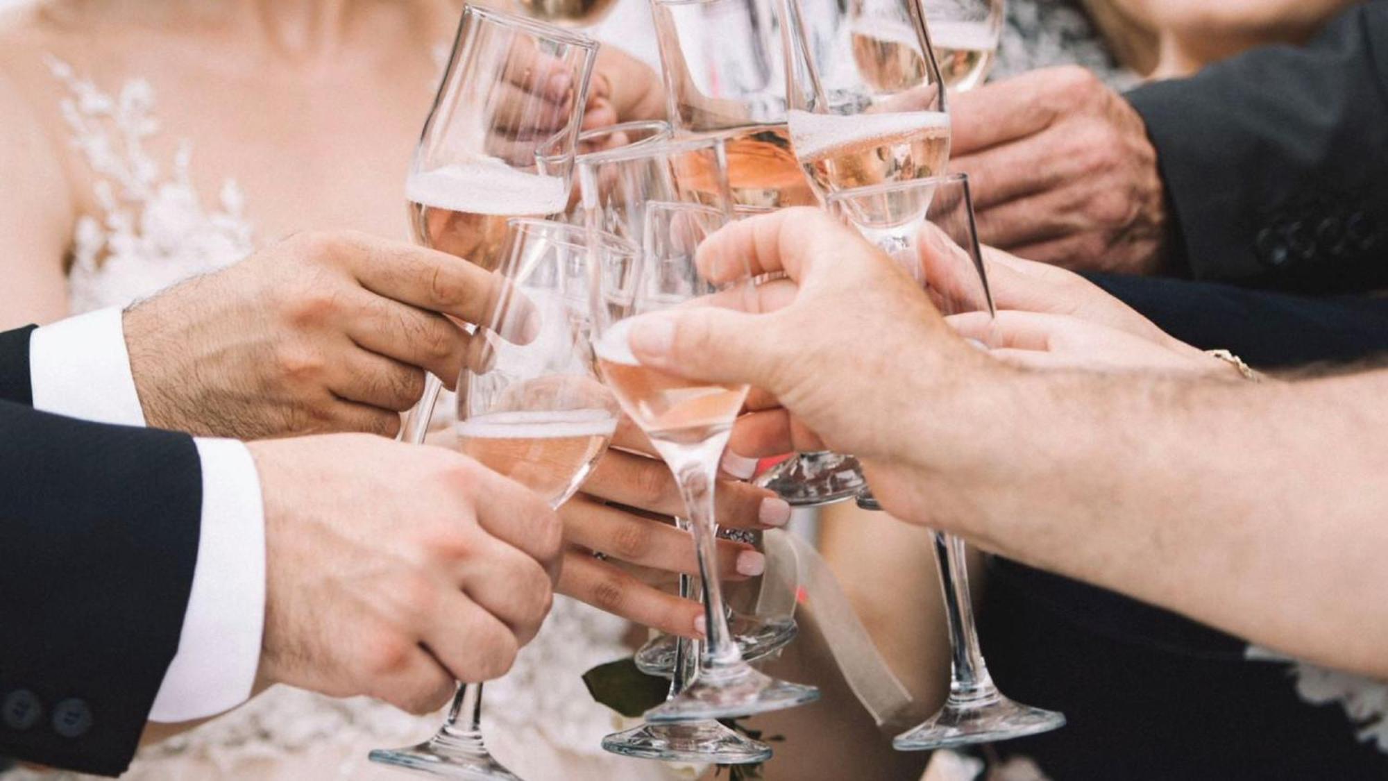 Holiday Inn & Suites Makati By Ihg Makati City Екстериор снимка Champagne toast
