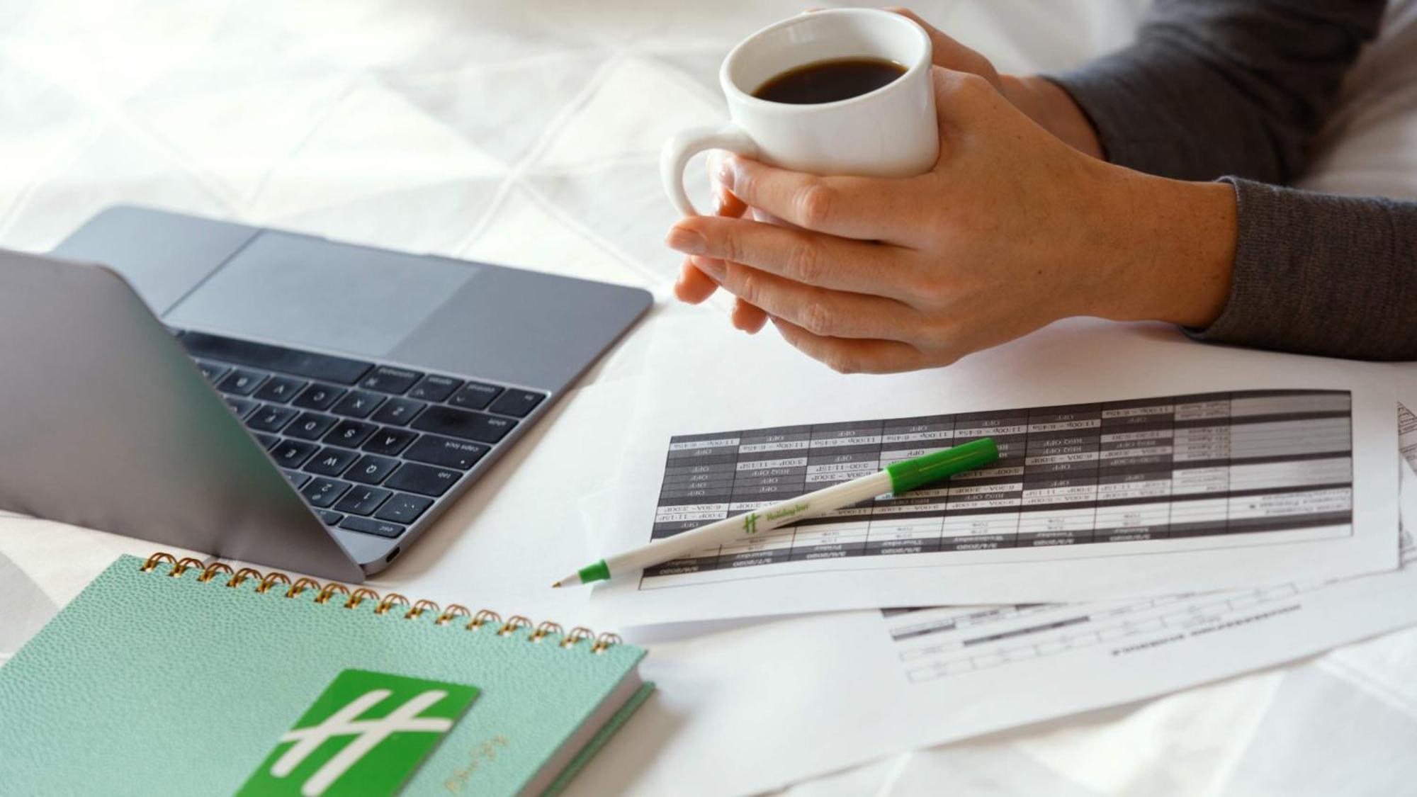 Holiday Inn & Suites Makati By Ihg Makati City Екстериор снимка A person working with a spreadsheet