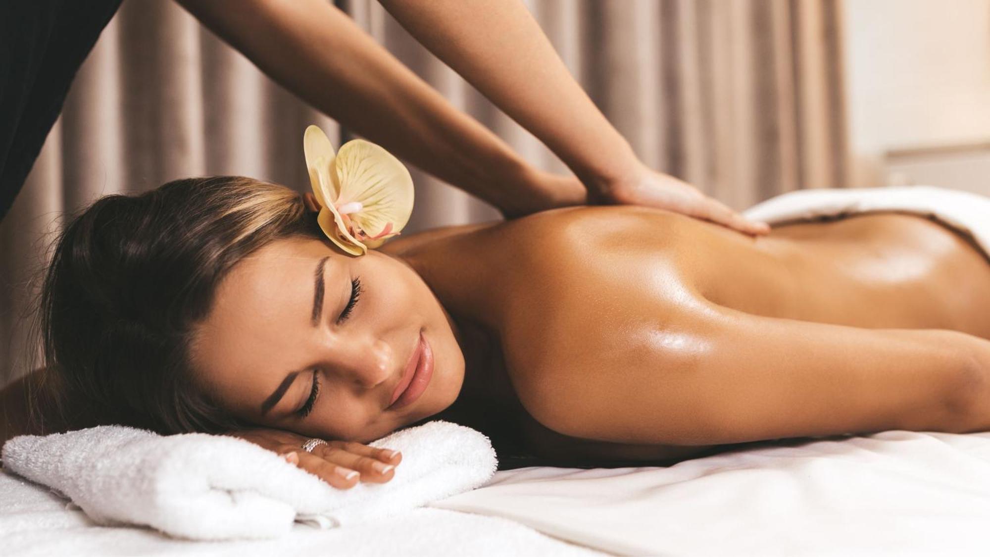 Holiday Inn & Suites Makati By Ihg Makati City Екстериор снимка A woman receiving a massage