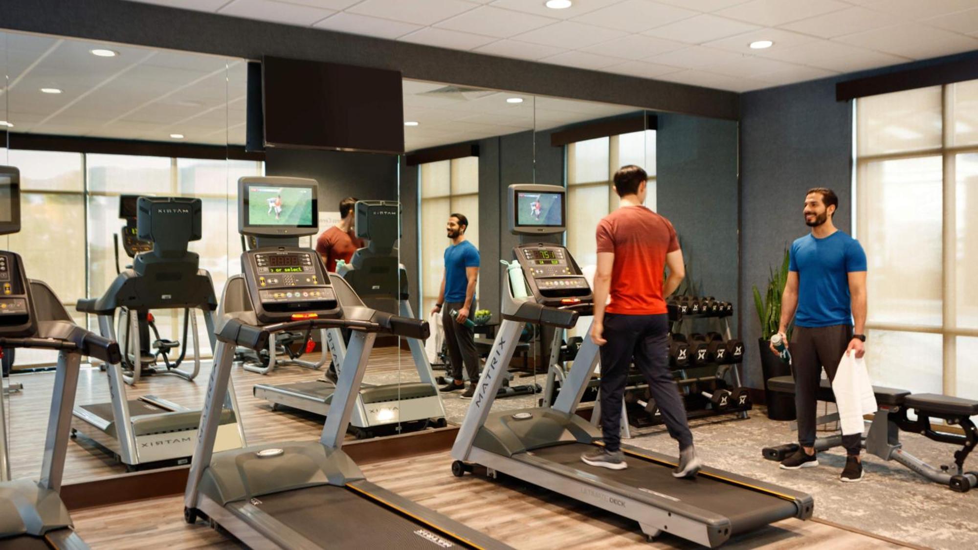 Holiday Inn & Suites Makati By Ihg Makati City Екстериор снимка The gym at the hotel