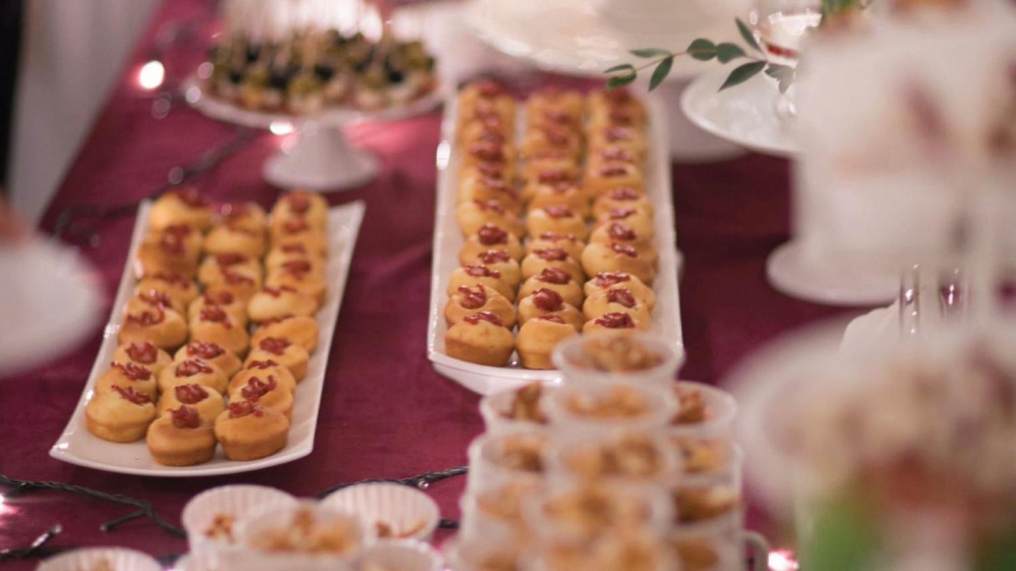 Holiday Inn & Suites Makati By Ihg Makati City Екстериор снимка A selection of petits fours