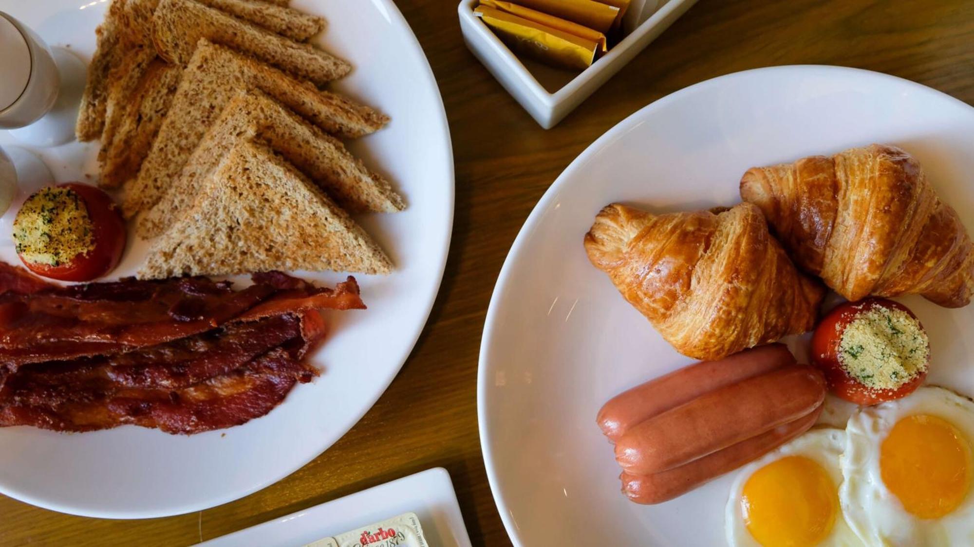 Holiday Inn & Suites Makati By Ihg Makati City Екстериор снимка Croissants and sausages
