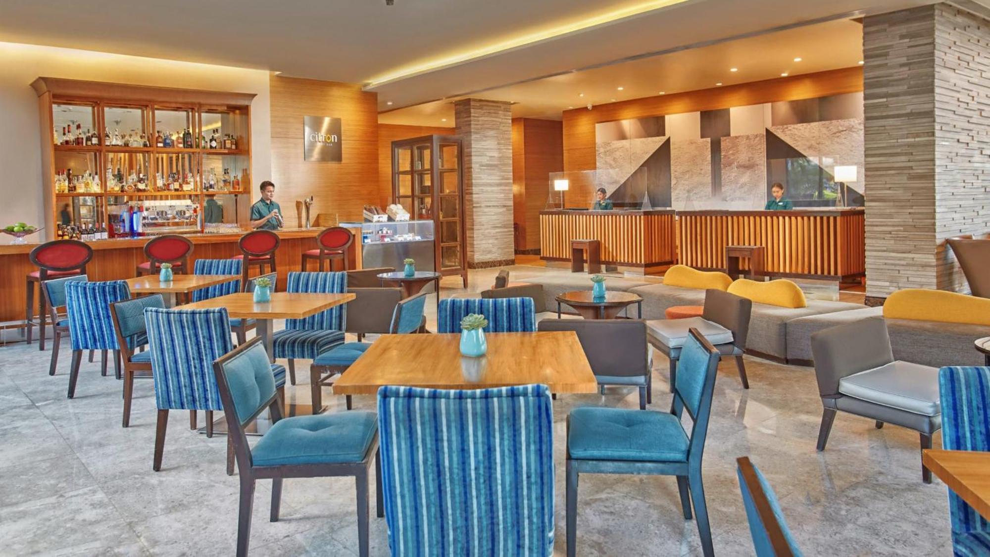 Holiday Inn & Suites Makati By Ihg Makati City Екстериор снимка The Lounge at the airport