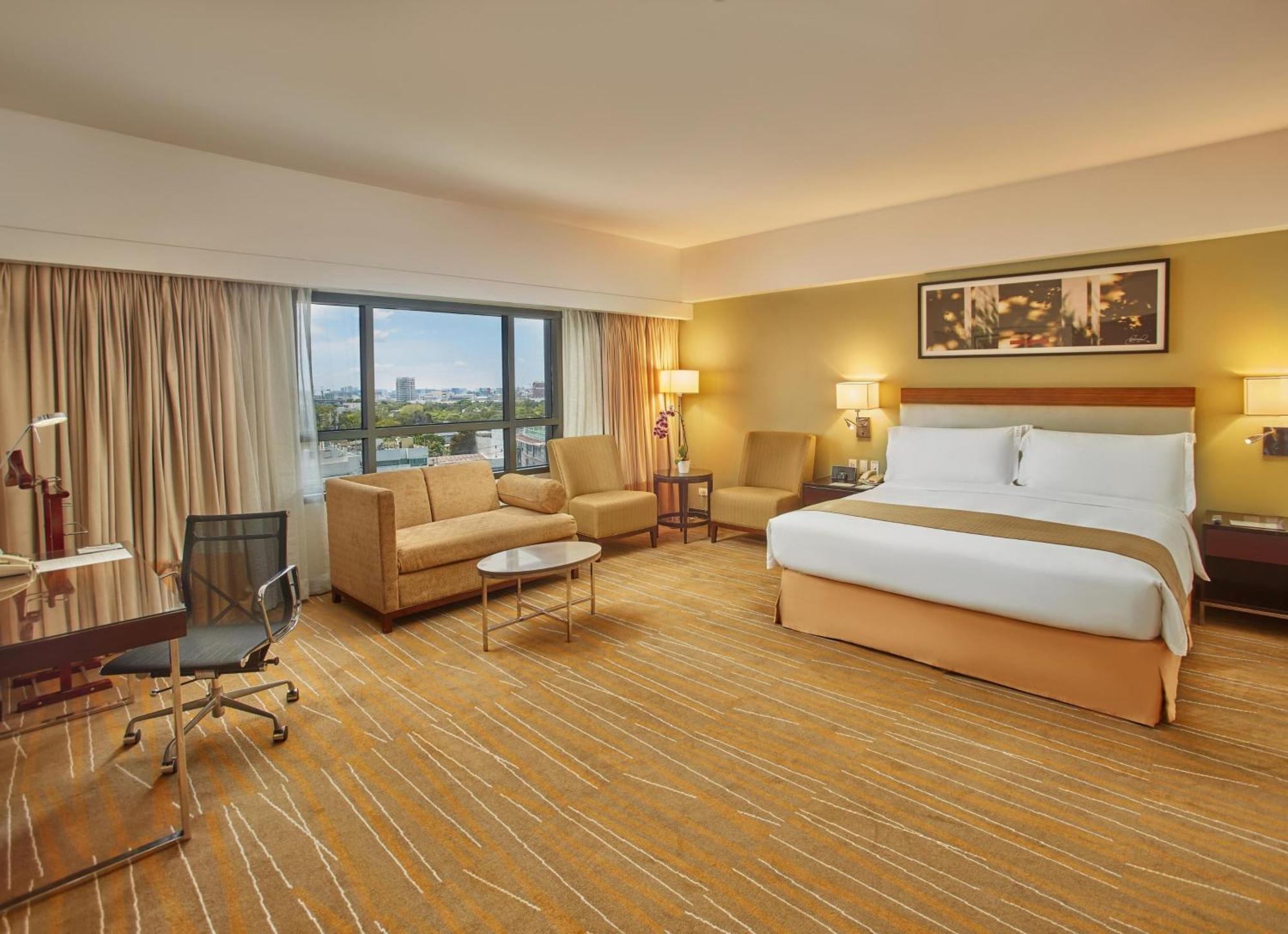 Holiday Inn & Suites Makati By Ihg Makati City Екстериор снимка Deluxe Room