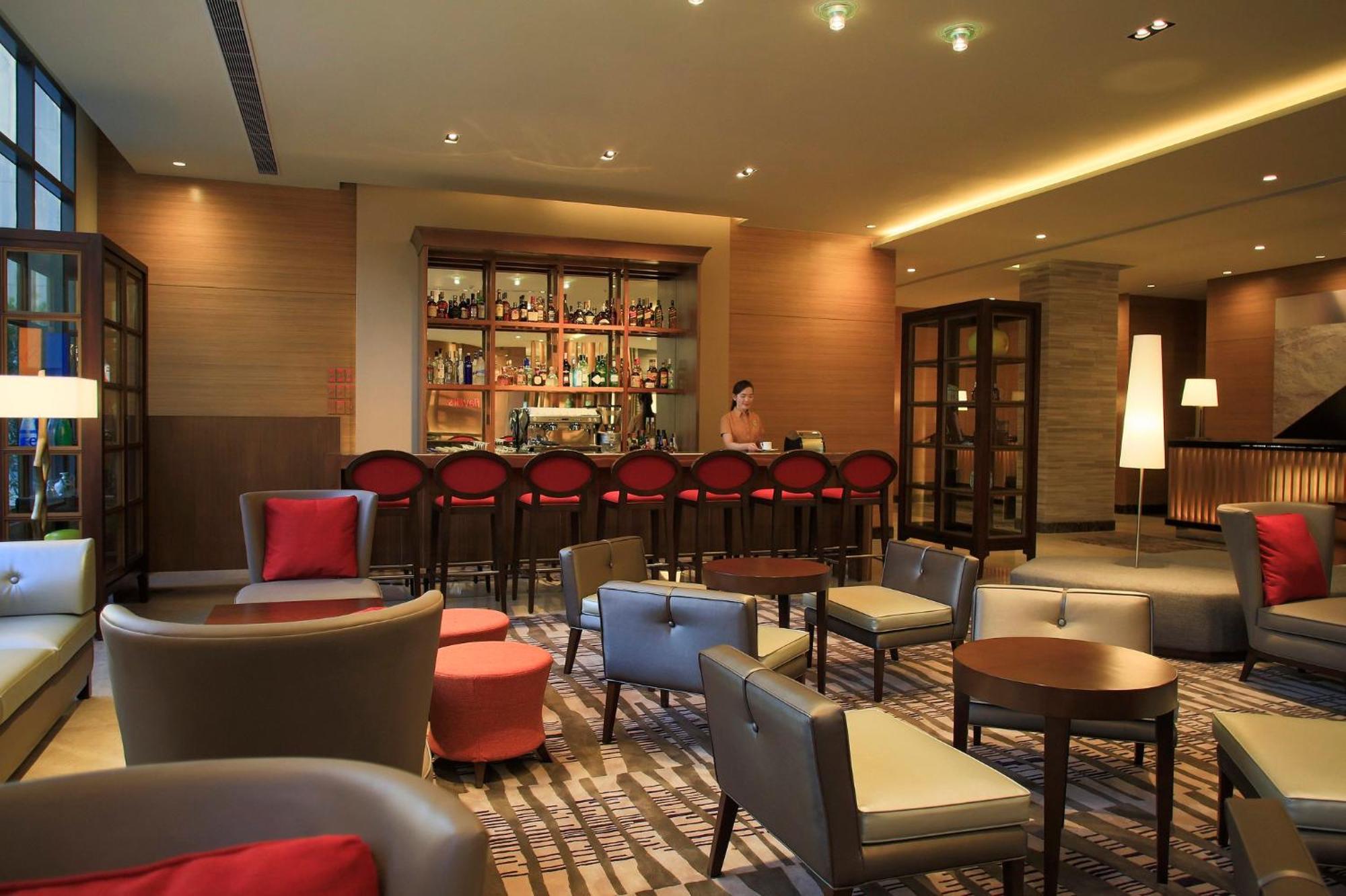 Holiday Inn & Suites Makati By Ihg Makati City Екстериор снимка The bar at the lobby