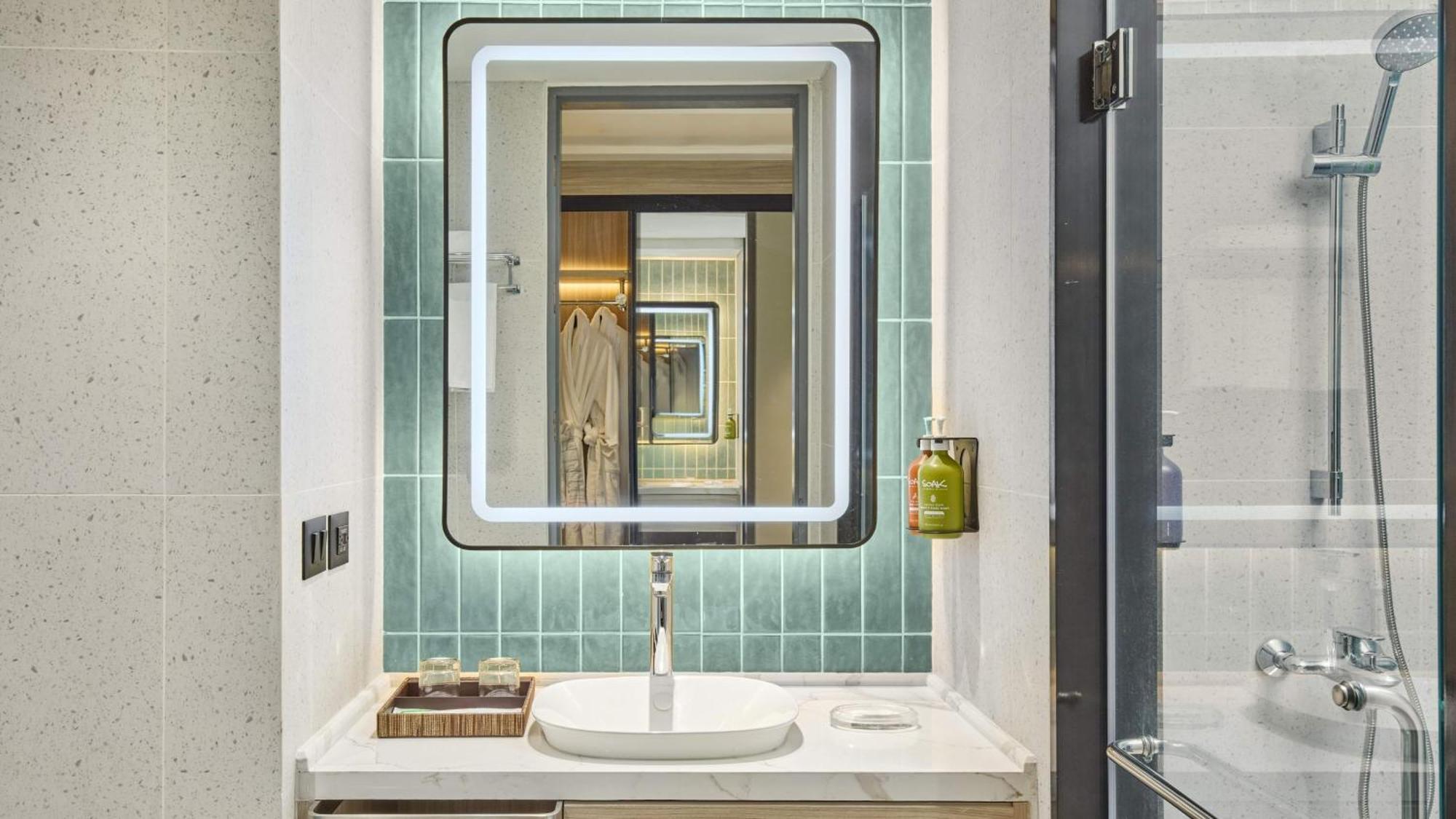 Holiday Inn & Suites Makati By Ihg Makati City Екстериор снимка